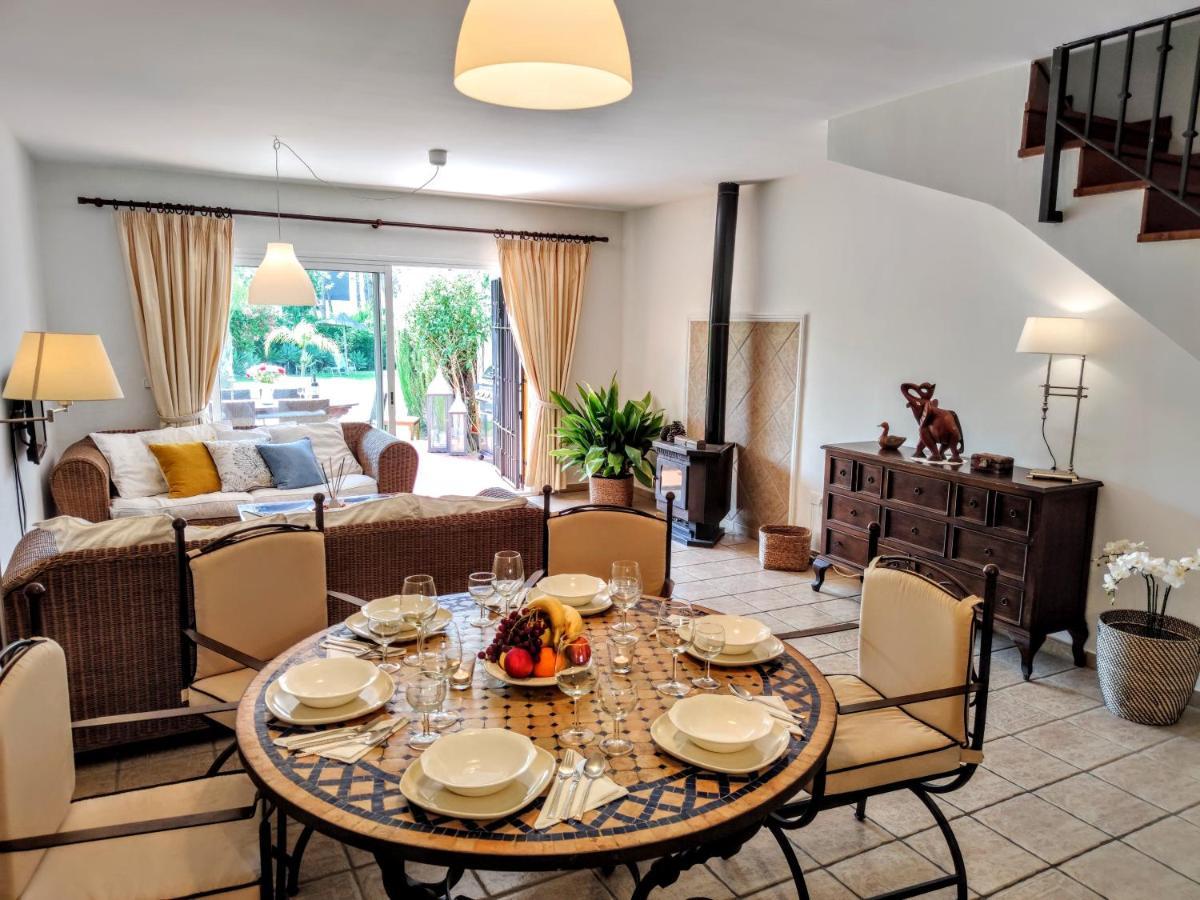 Spacious Beachfront Town House In Estepona With Fully Equipped Kitchen, Pools, Garden, Sea View Extérieur photo