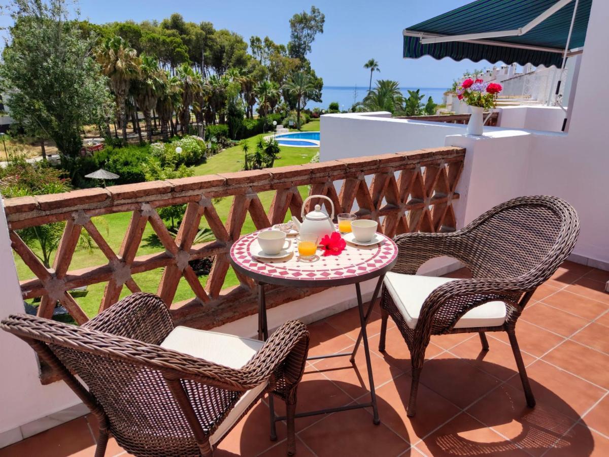 Spacious Beachfront Town House In Estepona With Fully Equipped Kitchen, Pools, Garden, Sea View Extérieur photo