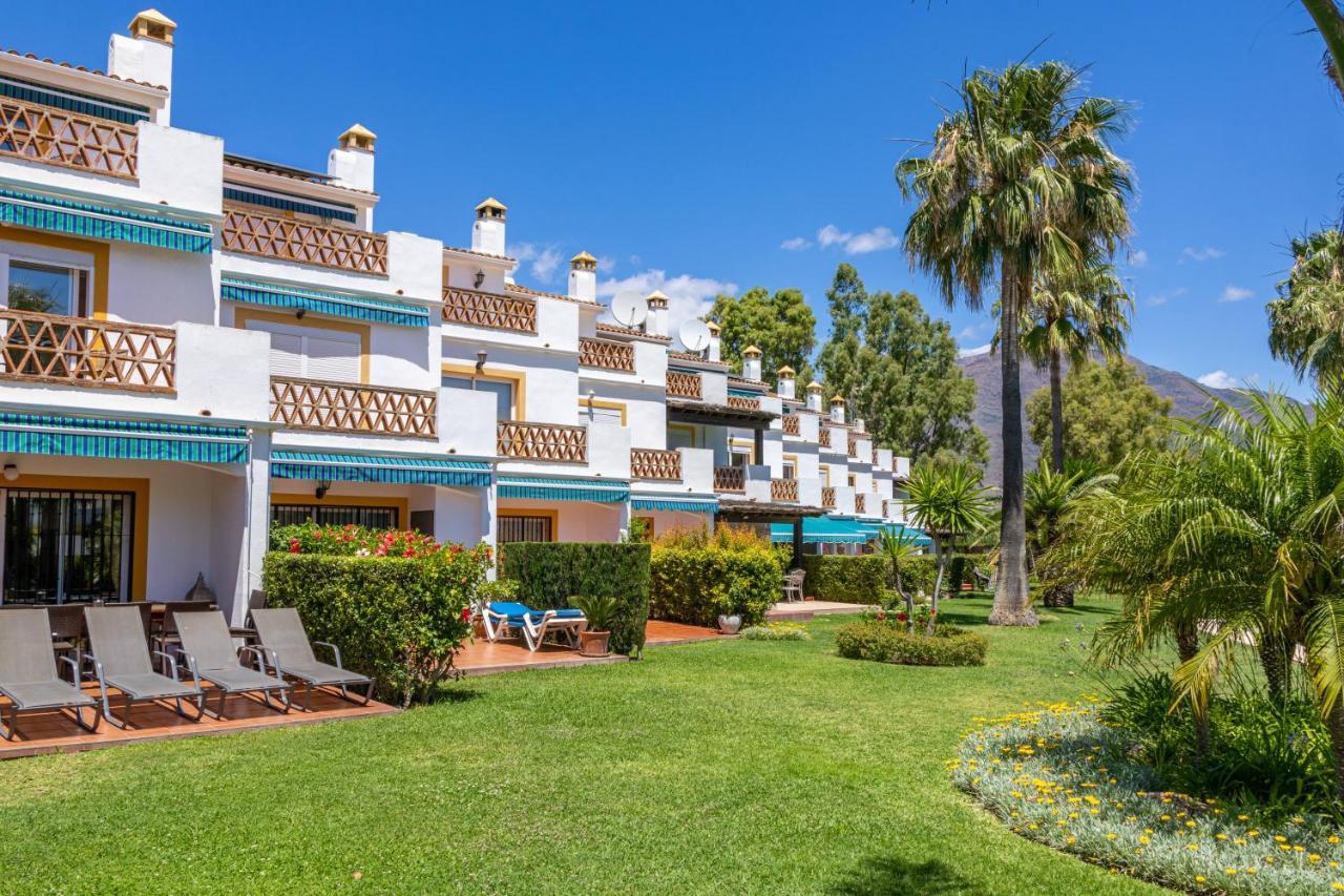 Spacious Beachfront Town House In Estepona With Fully Equipped Kitchen, Pools, Garden, Sea View Extérieur photo