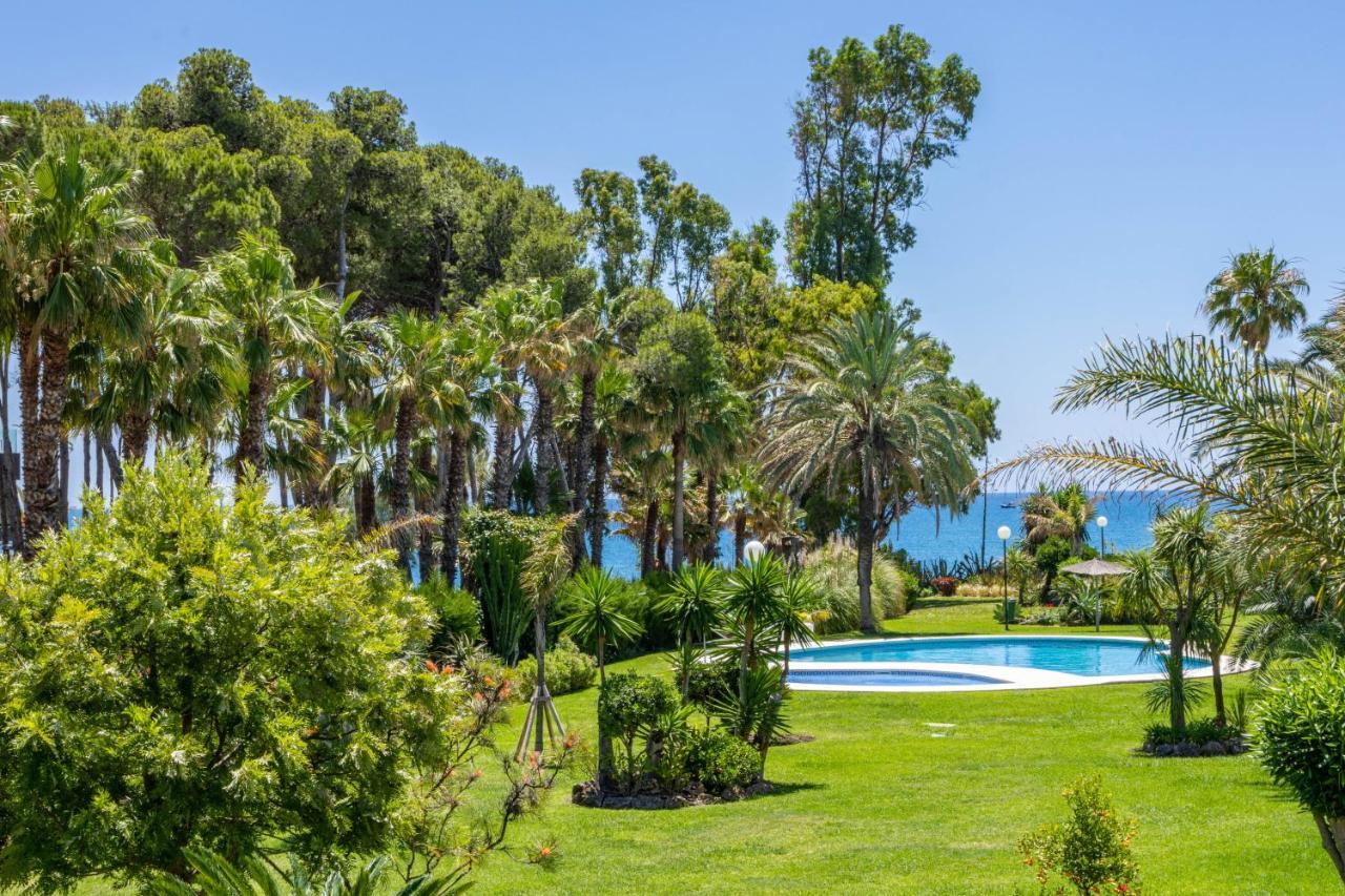 Spacious Beachfront Town House In Estepona With Fully Equipped Kitchen, Pools, Garden, Sea View Extérieur photo