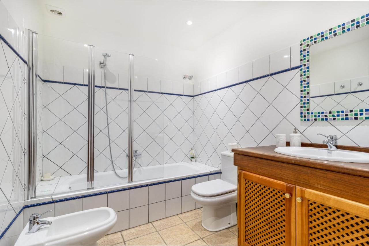 Spacious Beachfront Town House In Estepona With Fully Equipped Kitchen, Pools, Garden, Sea View Extérieur photo
