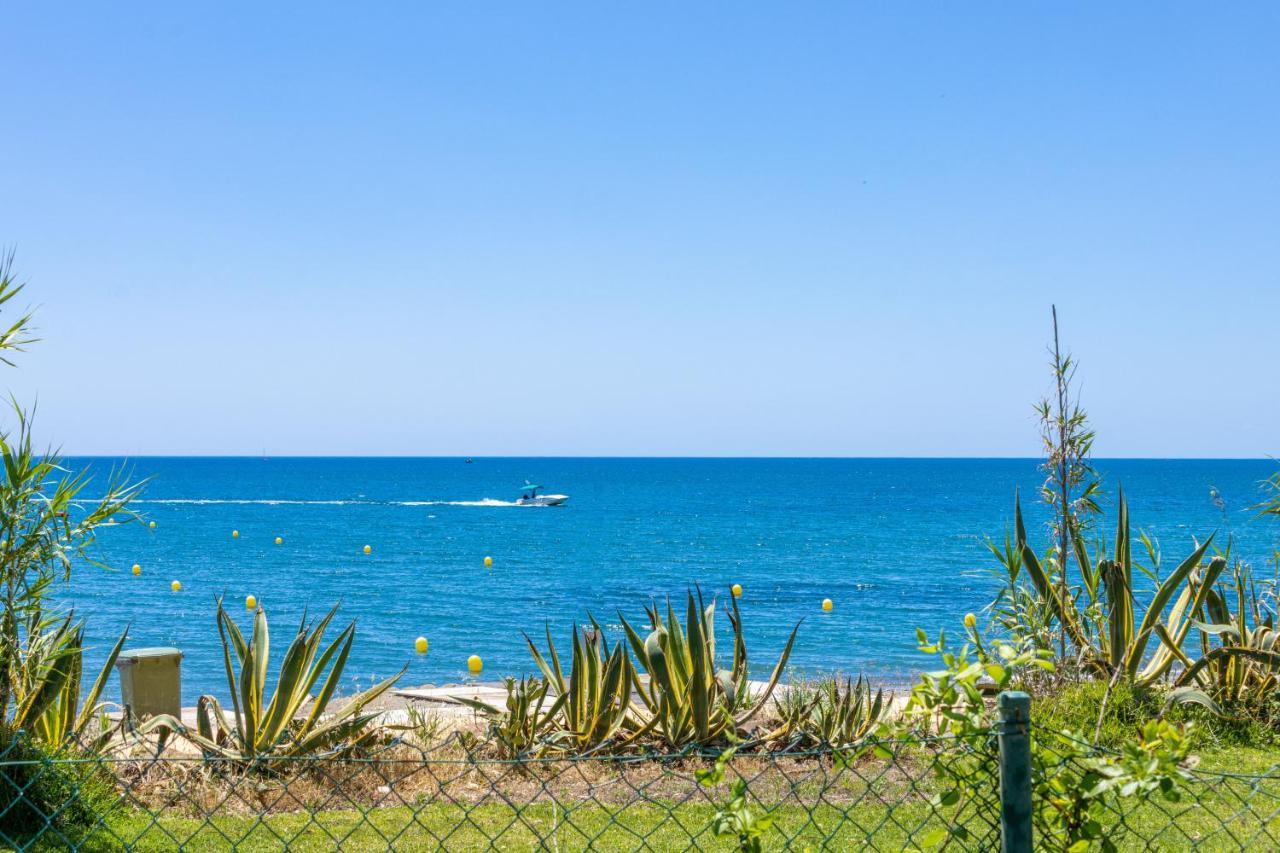 Spacious Beachfront Town House In Estepona With Fully Equipped Kitchen, Pools, Garden, Sea View Extérieur photo