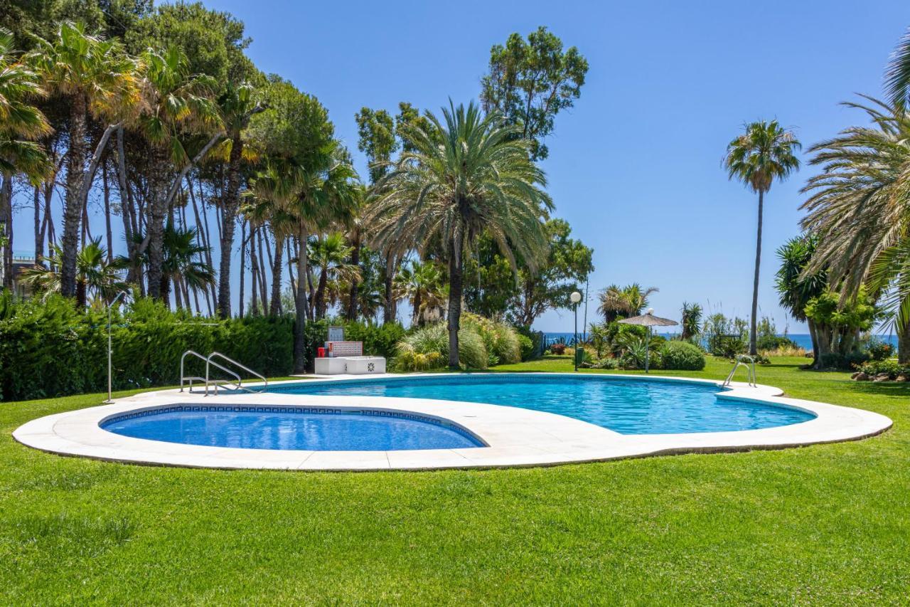 Spacious Beachfront Town House In Estepona With Fully Equipped Kitchen, Pools, Garden, Sea View Extérieur photo